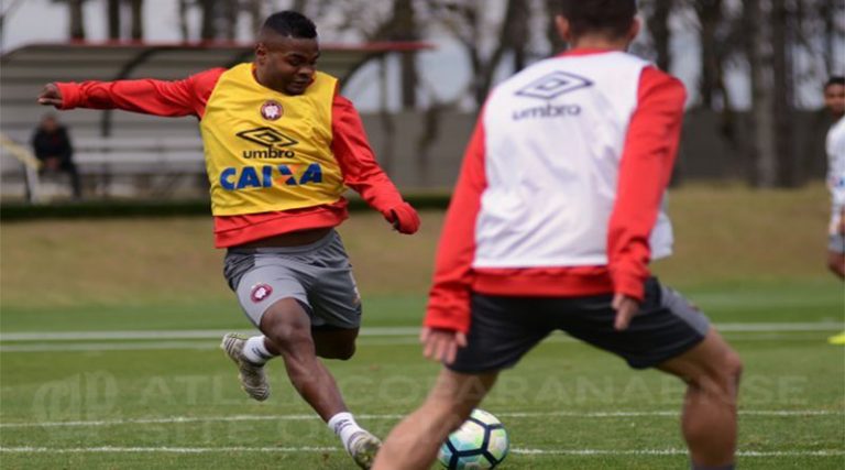Fabiano Soares conta com 22 atletas para enfrentar o Grêmio