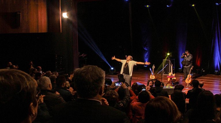 Cantor e compositor Paulinho Moska lota teatro em Curitiba
