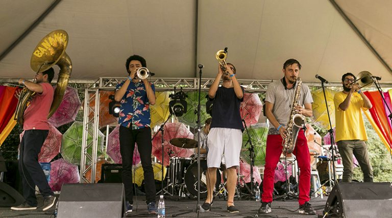 Música na Cidade apresenta Bananeira Brass Band com show na feira do Largo da Ordem neste domingo