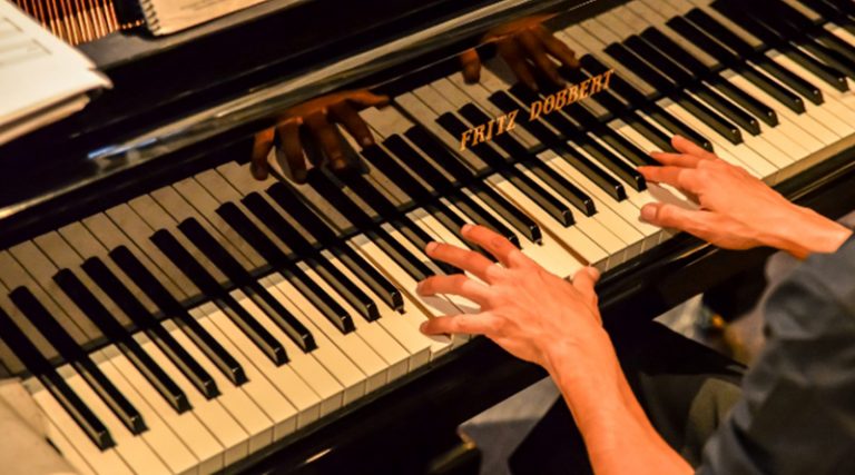 Pianistas fazem apresentações gratuitas em shopping de Curitiba