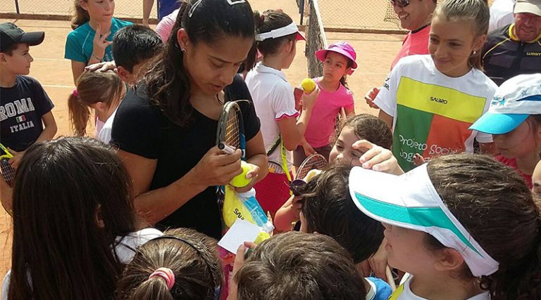 Na capital, Teliana Pereira participa do Projeto Jogue Tênis